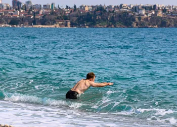 Antalya’da, sıcaklığı hisseden denize koştu