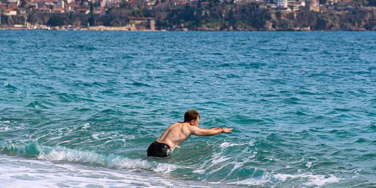 Antalya’da, sıcaklığı hisseden denize koştu