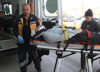 Hazır beton şantiyesinde iskeleden düşen kişi yaralandı