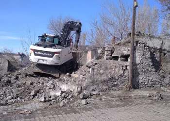 Kars’ta metruk yapıların yıkımı sürüyor