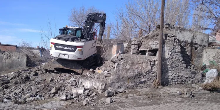 Kars’ta metruk yapıların yıkımı sürüyor