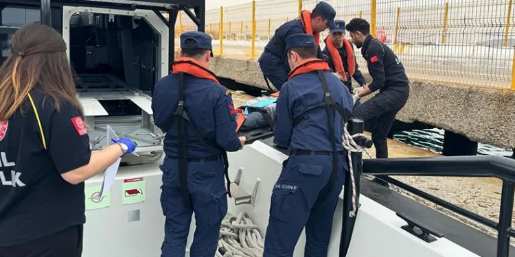 Bozcaada’da rahatsızlanan vatandaş tahliye edildi