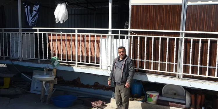 Depremde çöken evini tahtalarla güçlendirdi