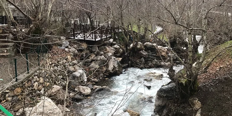 Sason’da akarsular eriyen karla coştu
