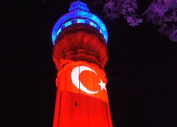 Tarihi Beyazıt Kulesi’ne Türk bayrağı yansıtıldı