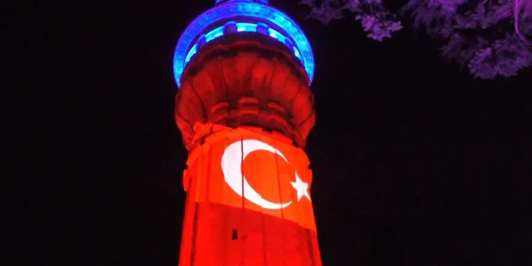 Tarihi Beyazıt Kulesi’ne Türk bayrağı yansıtıldı