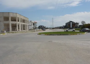 Motosiklet bordüre çarptı