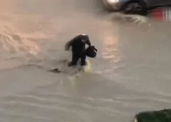 Sele kapılan 2 vatandaş son anda kurtuldu