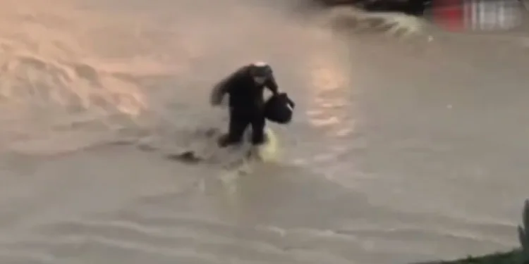 Sele kapılan 2 vatandaş son anda kurtuldu