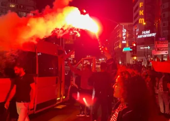 Bursa’da CHP’liler kutlamalara başladı