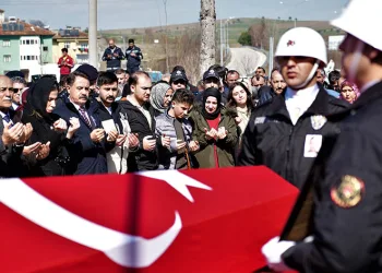 Şehit polis memuru için tören