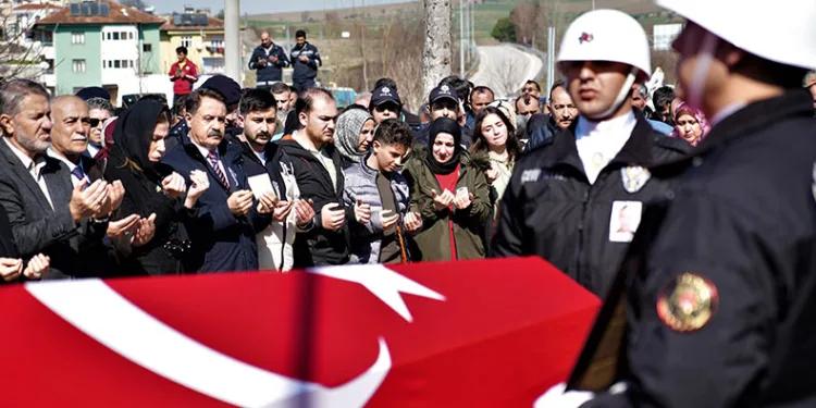 Şehit polis memuru için tören