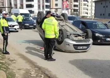 Elazığ’da otomobil ters döndü