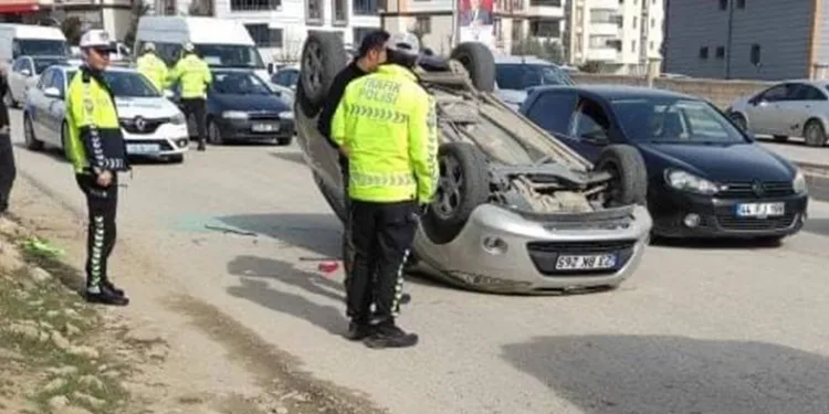 Elazığ’da otomobil ters döndü