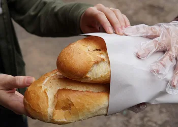 Tarsuslular ekmeği 1 liradan alarak Ramazan’ı karşıladı