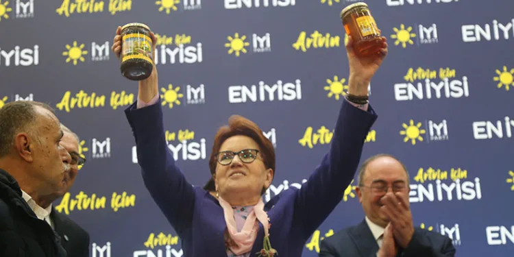 Meral Akşener, iftarda partililerle bir araya geldi