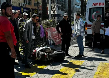 Yayaya yol vermek isterken kazaya karıştılar