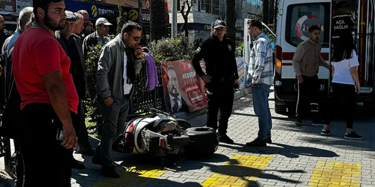 Yayaya yol vermek isterken kazaya karıştılar