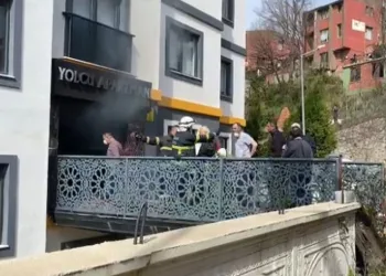 Apartman dairesinde çıkan yangın paniğe neden oldu