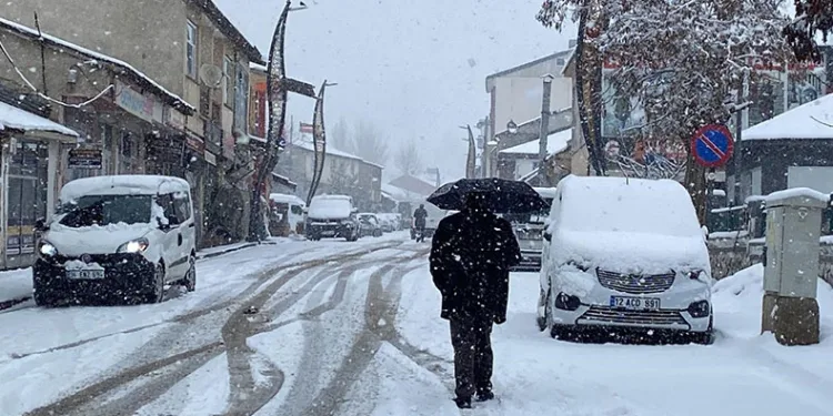 Karlıova’ya kış geri geldi