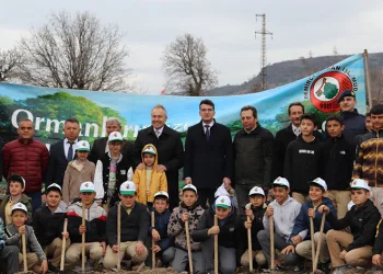 Selendi’de badem fidanları dikildi