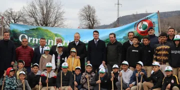 Selendi’de badem fidanları dikildi