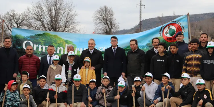 Selendi’de badem fidanları dikildi