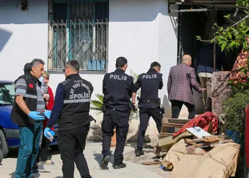 Uyuduğunu düşündüğü babasının cansız bedenini buldu
