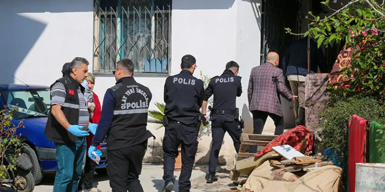 Uyuduğunu düşündüğü babasının cansız bedenini buldu