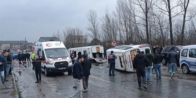 Bartın’da işçi servisleri kaza yaptı