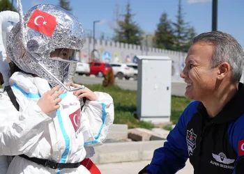 Alper Gezeravcı’yı Türk bayrağıyla karşıladı