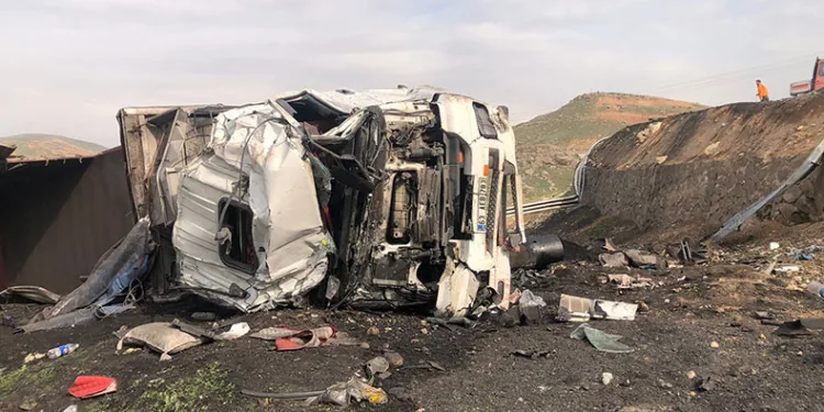 Şırnak’ta devrilen tırın sürücüsü yaralandı