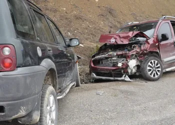 Ciple hafif ticari araç kafa kafaya çarpıştı