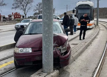 Virajı alamayan otomobil tramvay yoluna girdi