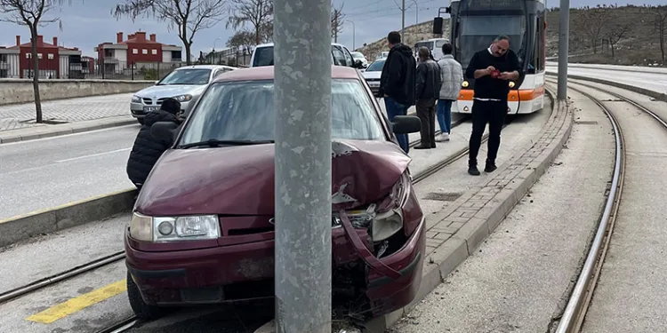 Virajı alamayan otomobil tramvay yoluna girdi