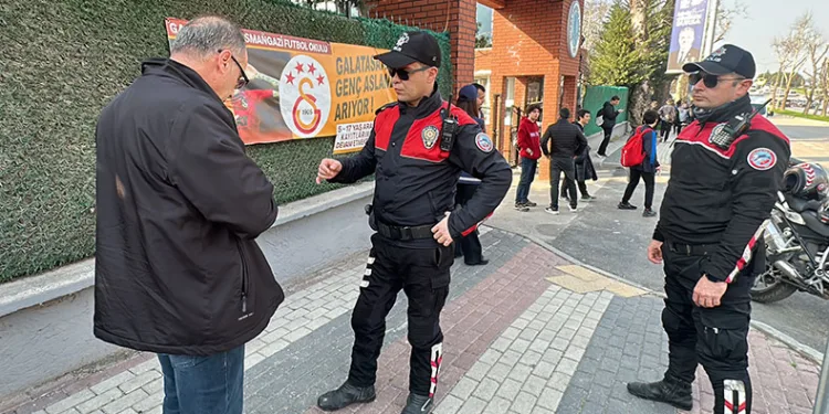 Bursa polisi okul önlerini ve çevresini mercek altına aldı
