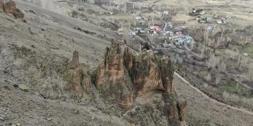 Mantar kayalar köyü tehdit ediyor