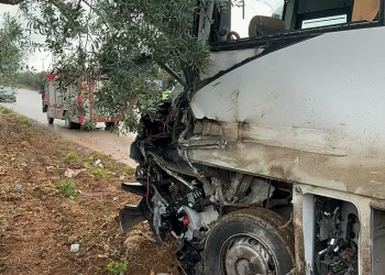 Tır ile servis minibüsü çarpıştı: 5 yaralı