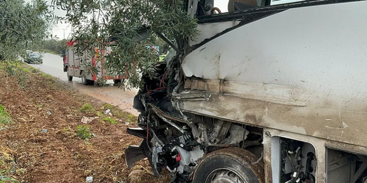 Tır ile servis minibüsü çarpıştı: 5 yaralı