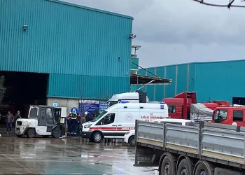 El freni çekilmeyen tır kamyon sürücüsüne çarptı