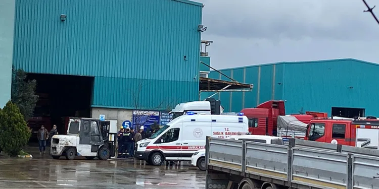 El freni çekilmeyen tır kamyon sürücüsüne çarptı
