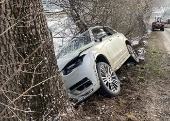 Kontrolden çıkan cip ağaca çarptı: 3 yaralı