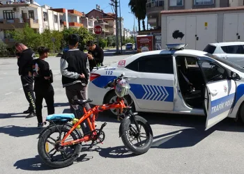 Elektrikli bisikletle park halindeki kamyonete çarptı
