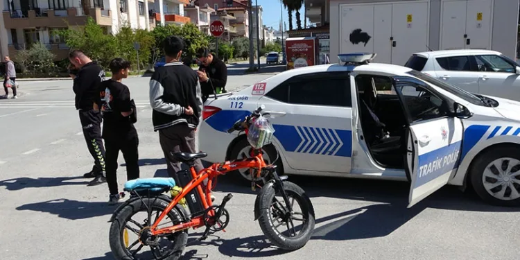 Elektrikli bisikletle park halindeki kamyonete çarptı