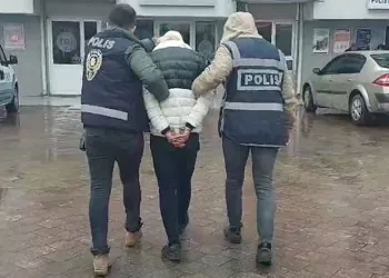 Komşusunun evini soymak için iftara gitmesini bekledi