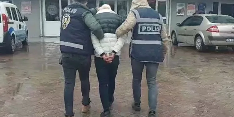 Komşusunun evini soymak için iftara gitmesini bekledi