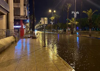 Şiddetli yağışla birlikte caddeler göle döndü