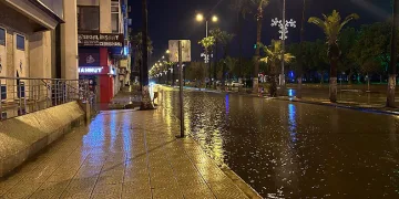 Şiddetli yağışla birlikte caddeler göle döndü