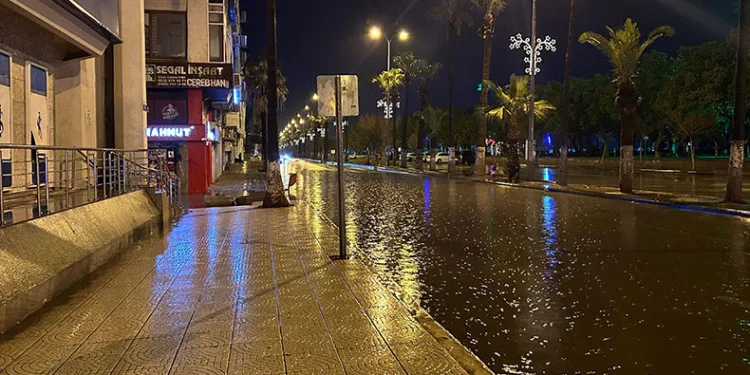 Şiddetli yağışla birlikte caddeler göle döndü