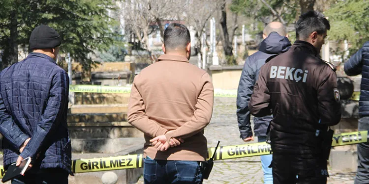 Mezarlıkta 4 aylık cenin bulundu